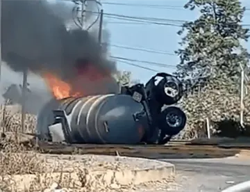 Explota pipa en Hidalgo tras ser impactada por tren