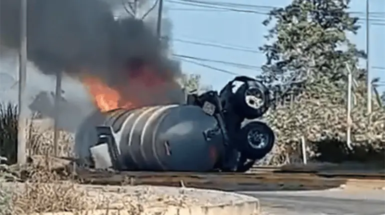 Explota pipa en Hidalgo tras ser impactada por tren
