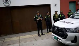 Refuerza Perú vigilancia de embajada mexicana tras orden de prisión contra ex primera ministra