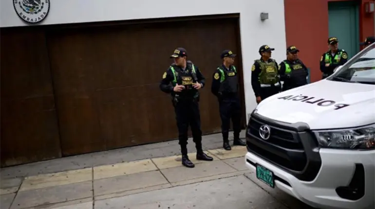 Refuerza Perú vigilancia de embajada mexicana tras orden de prisión contra ex primera ministra