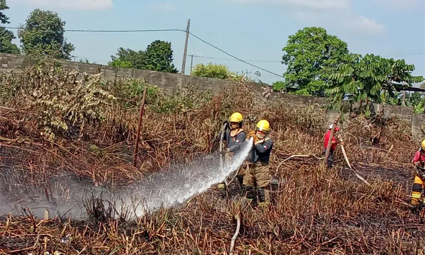 Sofocan bomberos 3 incendios de pastizal y controlaron fuga de gas en Casa Blanca