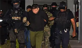 Trasladan al Altiplano a presunto autor intelectual del asesinato de Carlos Manzo