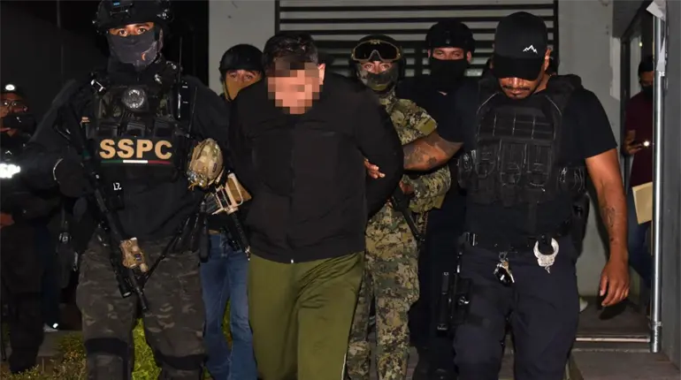 Trasladan al Altiplano a presunto autor intelectual del asesinato de Carlos Manzo