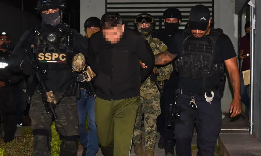 Trasladan al Altiplano a presunto autor intelectual del asesinato de Carlos Manzo