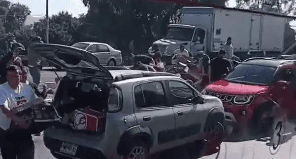 Rapiñan tráiler tras sufrir volcadura en Edomex; conductor resultó herido