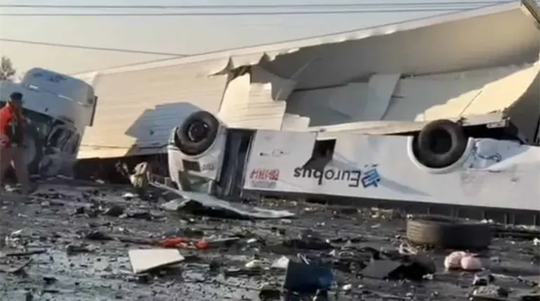 Dos muertos y 7 heridos deja choque entre tráiler y camión de pasajeros en Guanajuato