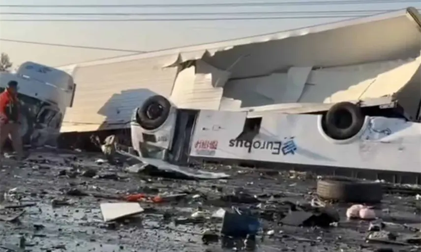 Dos muertos y 7 heridos deja choque entre tráiler y camión de pasajeros en Guanajuato