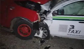 Choque entre taxi y camioneta deja fallecido y varios heridos