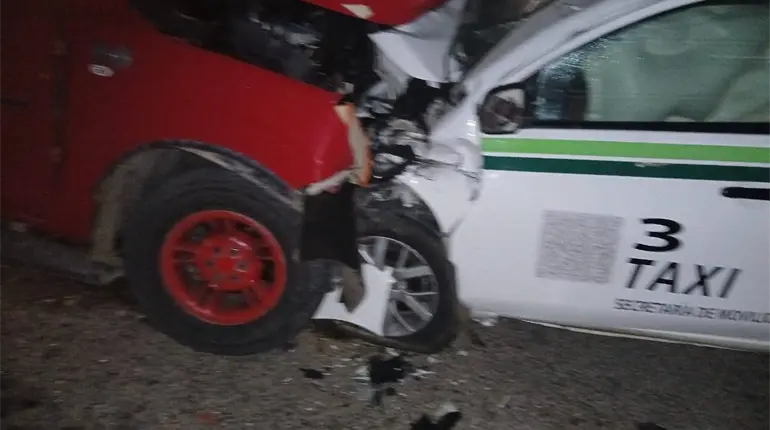 Choque entre taxi y camioneta deja fallecido y varios heridos