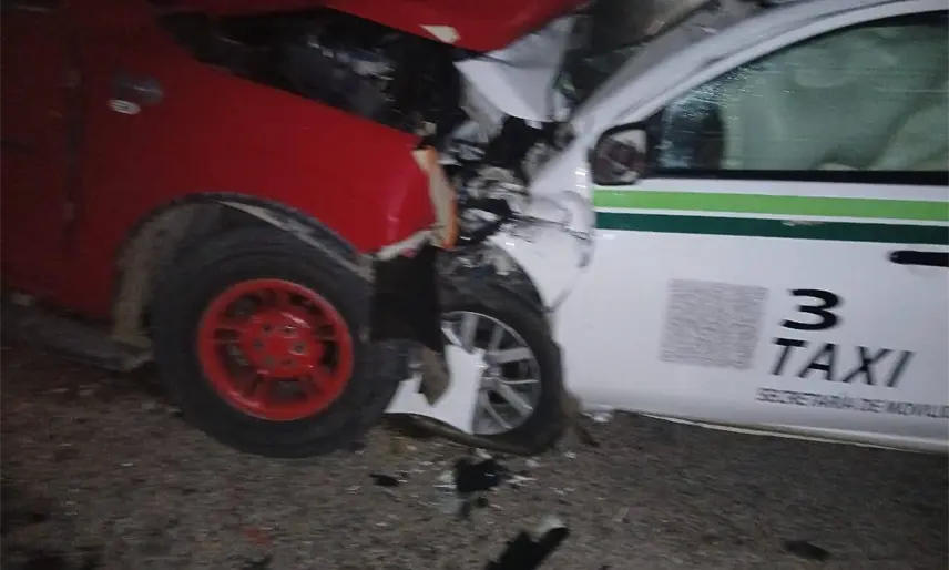 Choque entre taxi y camioneta deja fallecido y varios heridos