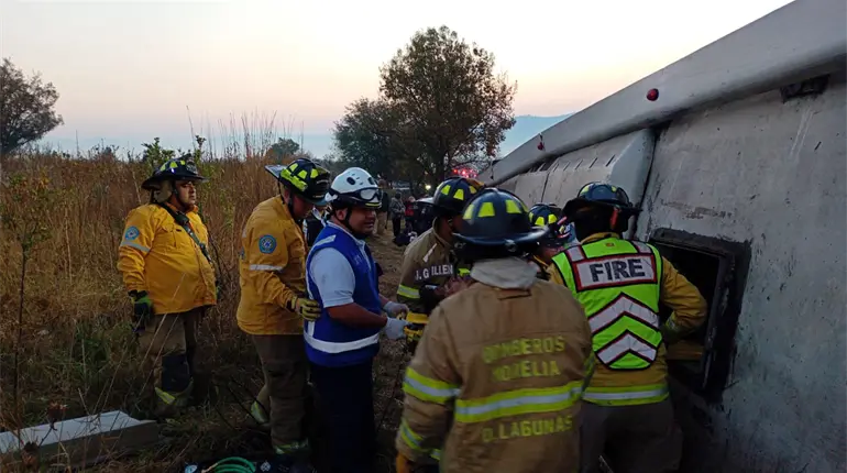 10 muertos y al menos 20 heridos deja volcadura de autobús turístico en Michoacán