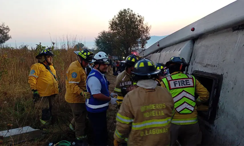 10 muertos y al menos 20 heridos deja volcadura de autobús turístico en Michoacán