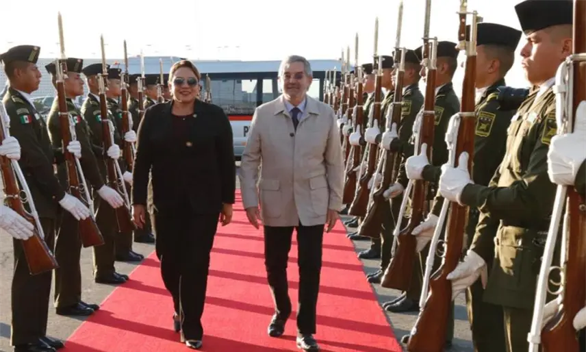 Juan Ramón recibe en México a la presidenta de Honduras