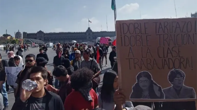 Jóvenes marchan en CDMX para exigir jornada laboral de 40 horas