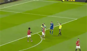 Expulsan a jugador del Everton por agredir a su compañero de equipo en juego contra el MU