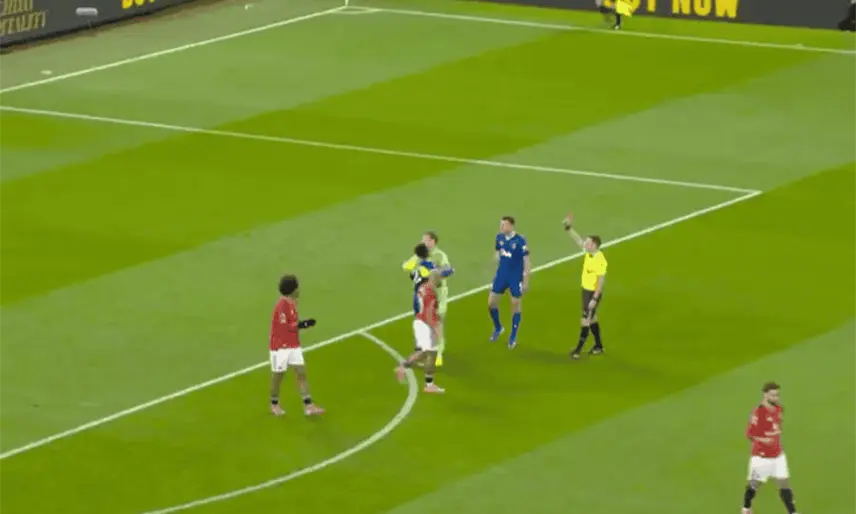 Expulsan a jugador del Everton por agredir a su compañero de equipo en juego contra el MU