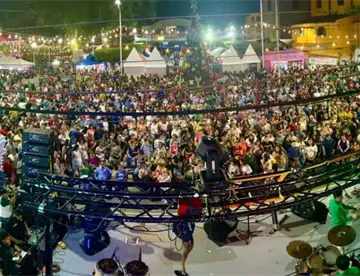 Consuman teapanecos festejo a Fátima Bosch en su parque Central