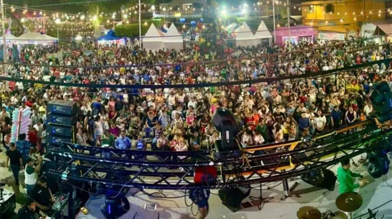 Consuman teapanecos festejo a Fátima Bosch en su parque Central