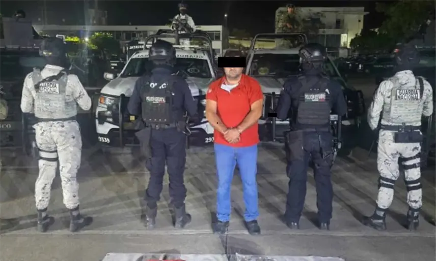 Detienen a hombre manejando taxi en posesión de droga en Centro