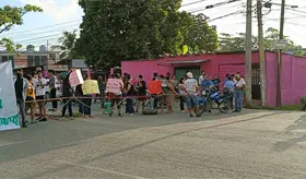 Con bloqueo carretero, consiguen reparación de calle en la Miguel Hidalgo de Centro