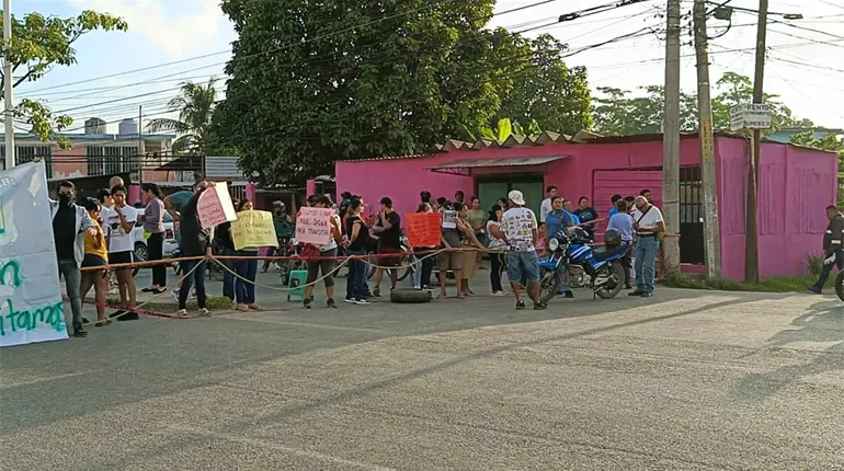 Con bloqueo carretero, consiguen reparación de calle en la Miguel Hidalgo de Centro