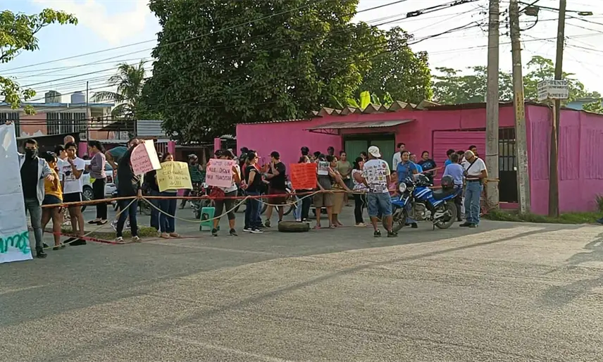 Con bloqueo carretero ciudadanos consiguen reparación de calle en la Miguel Hidalgo de Centro