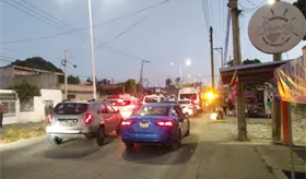 Cierran habitantes carretera la Isla - Villahermosa, exigen reparación de calles y otros servicios municipales