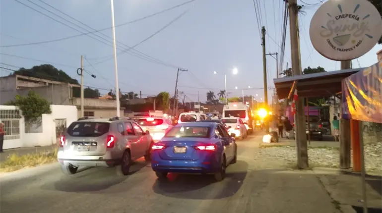 Cierran habitantes carretera la Isla - Villahermosa, exigen reparación de calles y otros servicios municipales