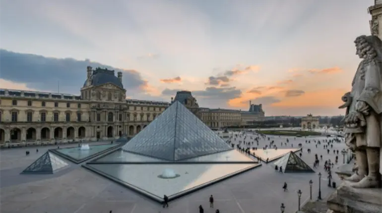 Detienen a otros 4 por robo en el Louvre; joyas siguen sin aparecer