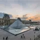Detienen a otros 4 por robo en el Louvre; joyas siguen sin aparecer