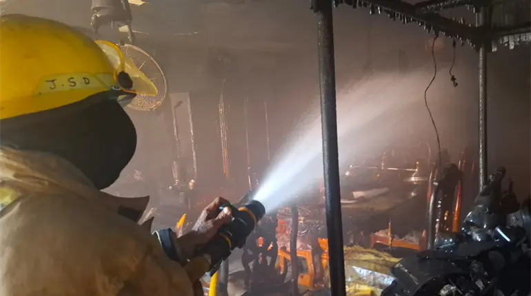 Sofocan bomberos incendio de vivienda en Atasta