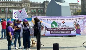Queman pancartas y pintan vallas metálicas durante marcha del 25N en el zócalo de la CDMX