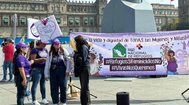 Queman pancartas y pintan vallas metálicas durante marcha del 25N en el zócalo de la CDMX