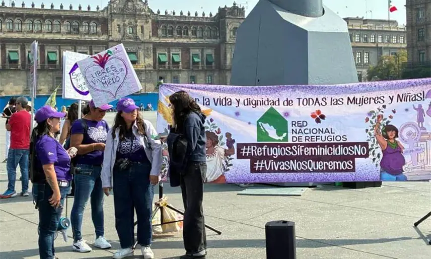 Queman pancartas y pintan vallas metálicas durante marcha del 25N en el zócalo de la CDMX