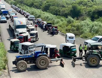Por segundo día, bloquean decenas de carreteras del país