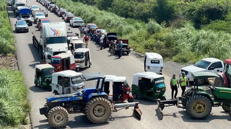 Por segundo día, bloquean decenas de carreteras del país