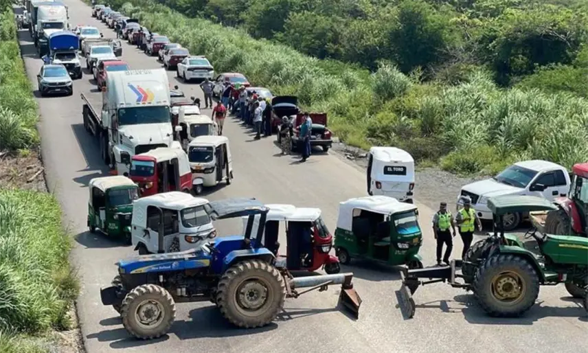 Por segundo día, bloquean decenas de carreteras del país