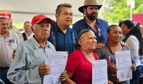 Otorgan más de mil títulos de propiedad en primer año de administración de May
