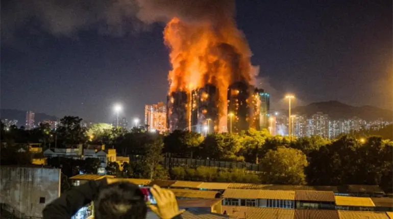 36 muertos, deja incendio en complejo de edificios en Hong Kong