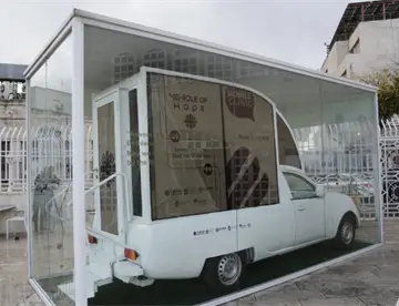 Convierten papamóvil de Francisco en clínica itinerante para niños en Gaza