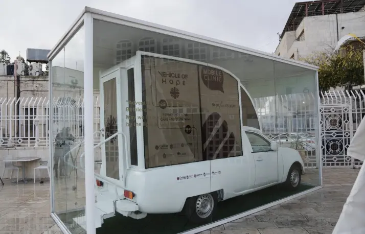 Convierten papamóvil de Francisco en clínica itinerante para niños en Gaza