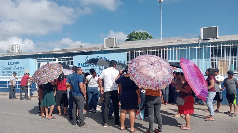 Padres de primaria en Simón Sarlat, Centla, logran acuerdo con autoridades