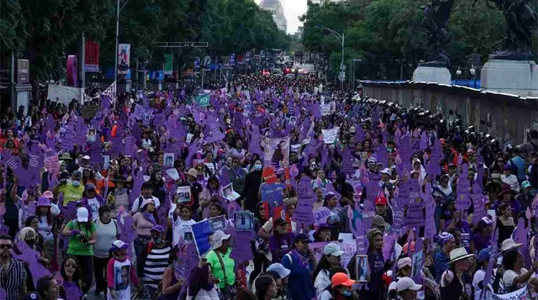 Celebra Sheinbaum que marcha del 25N en CDMX fue pacífica
