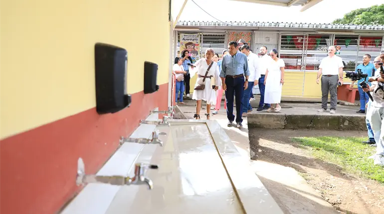 Compromete May rehabilitación de primaria en Aquiles Serdán, Jalapa