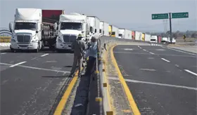 Tercer día de bloqueos: Transportistas y productores irrumpen en el Senado