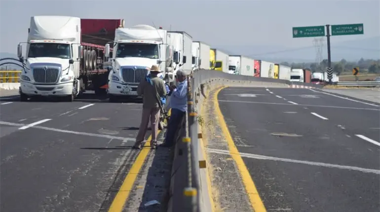 Tercer día de bloqueos: Transportistas y productores irrumpen en el Senado