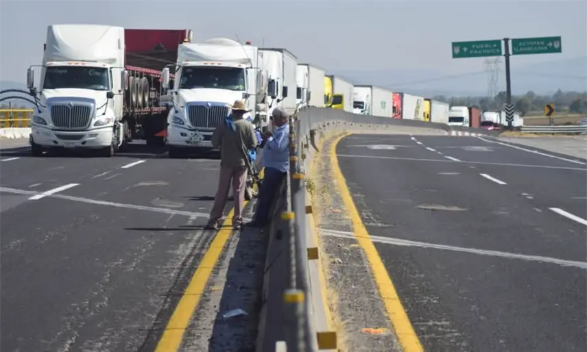 Tercer día de bloqueos: Transportistas y productores irrumpen en el Senado