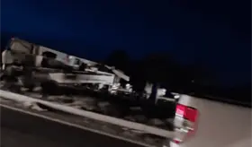 Vuelca grúa sobre la Villahermosa-Cárdenas; genera caos vial