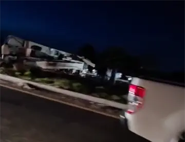 Vuelca grúa sobre la Villahermosa-Cárdenas; genera caos vial