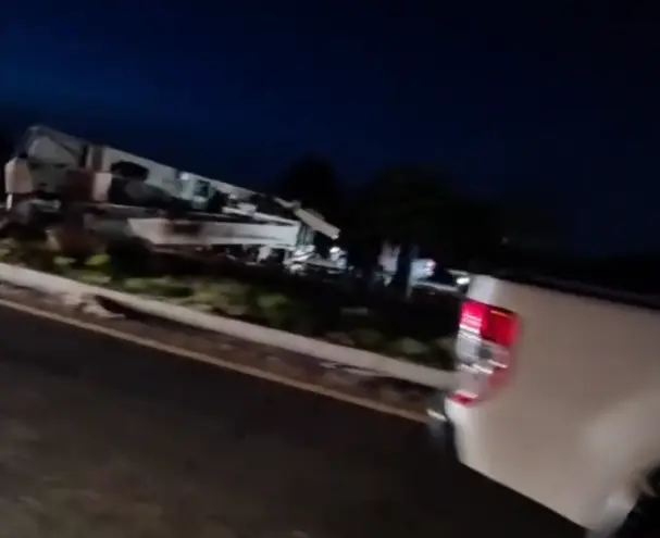 Vuelca grúa sobre la Villahermosa-Cárdenas; genera caos vial